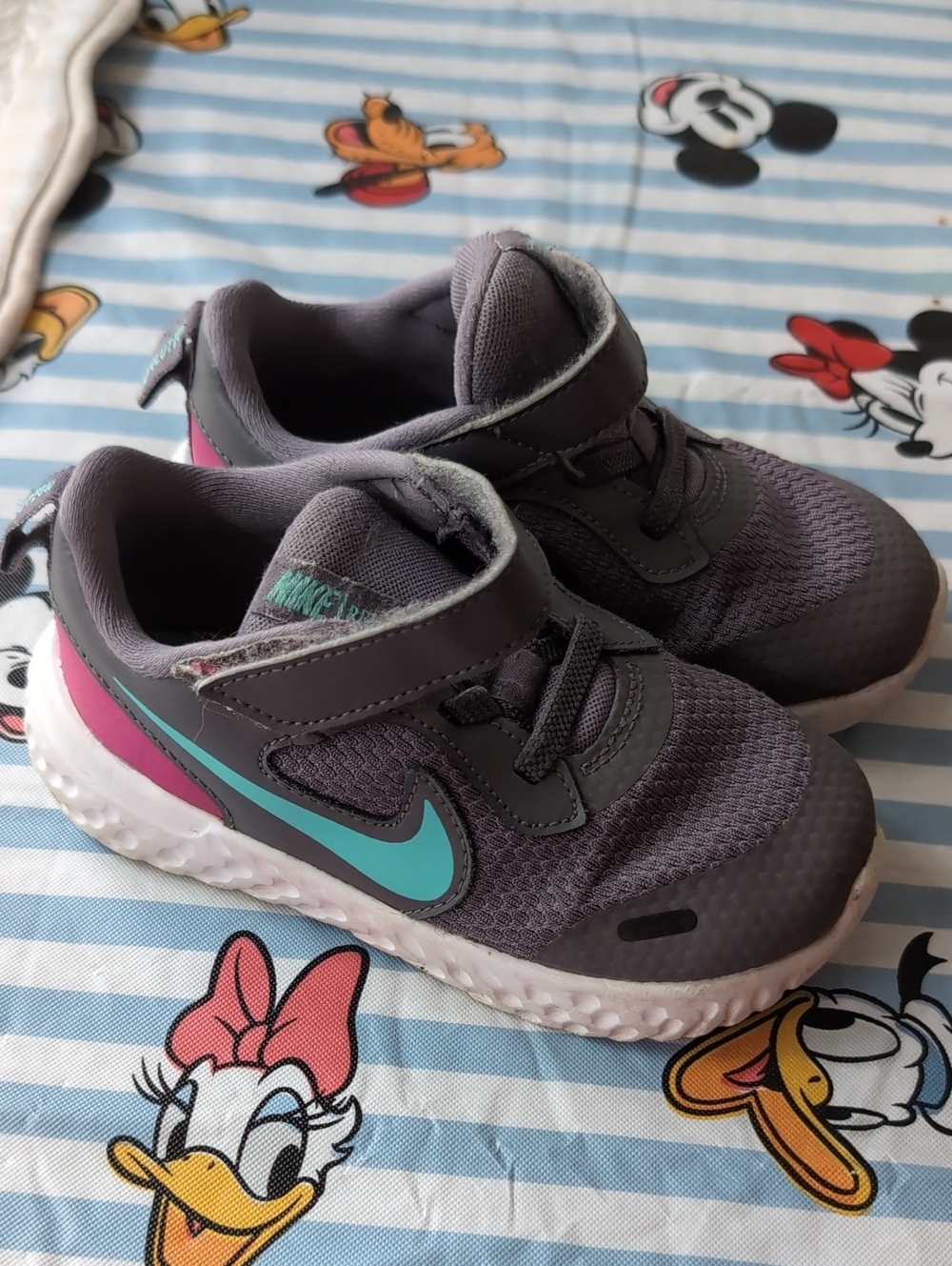 Nike Kids Gray Sneakers with Teal Swoosh and Pink Heel